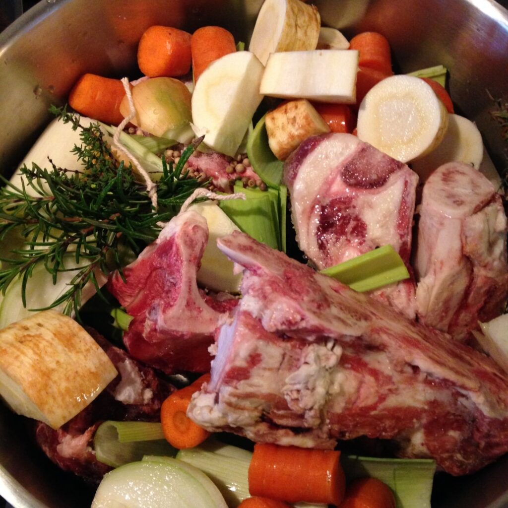 Gammeldagssuppe kogt på kraftben