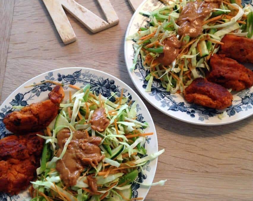 Vegetarfrikadeller af søde kartofler med squashsalat