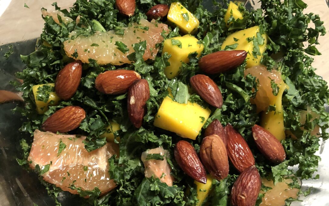 Grønkål salat m. grape, mango og saltede mandler